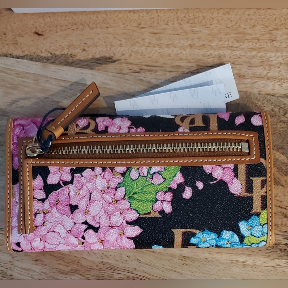 New Dooney & Bourke Black Hydrangea Checkbook Wallet - Picture 6 of 7